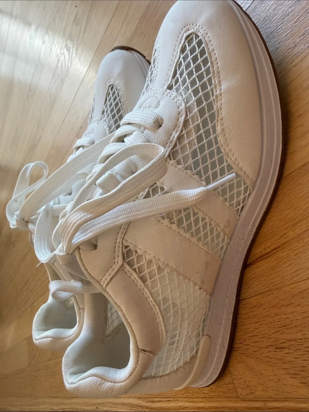 Like New! Dolce Vita Zina Retro Mesh Sneakers w/ Gum Sole, sz 8